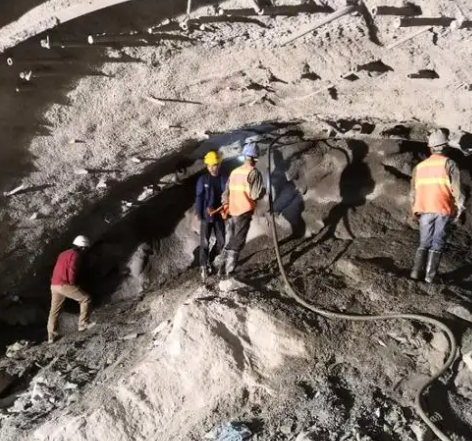 庆城隧道拱顶带模注浆料，微膨胀注浆料的特点及施工工艺